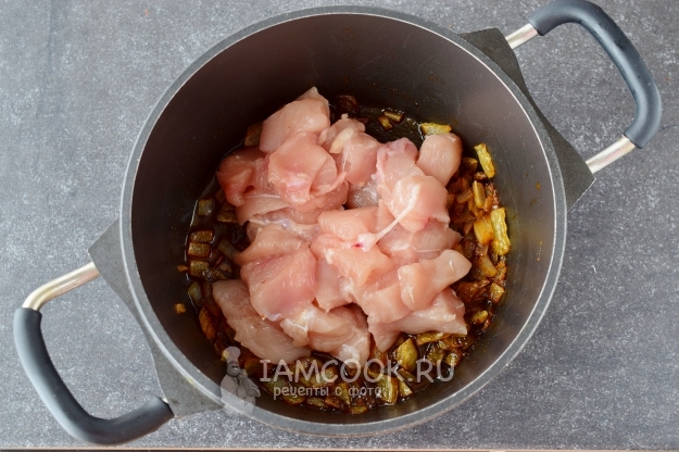 Положить мясо к луку