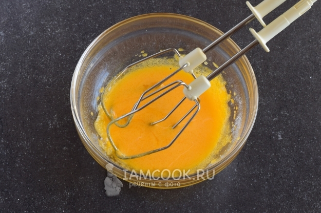 Взбить желтки с сахаром