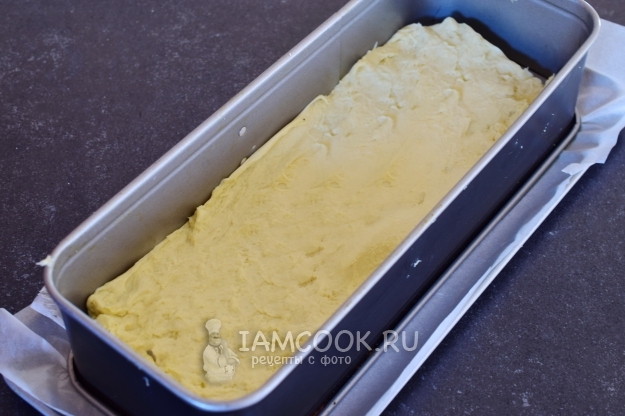 Положить тесто в форму