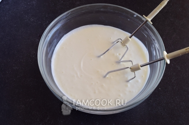Взбить сметану с сахаром