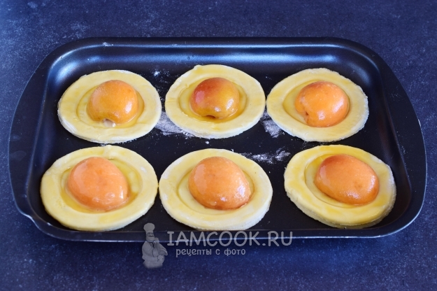 Положить заготовки на противень