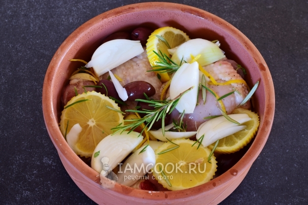 Добавить лук и оливки