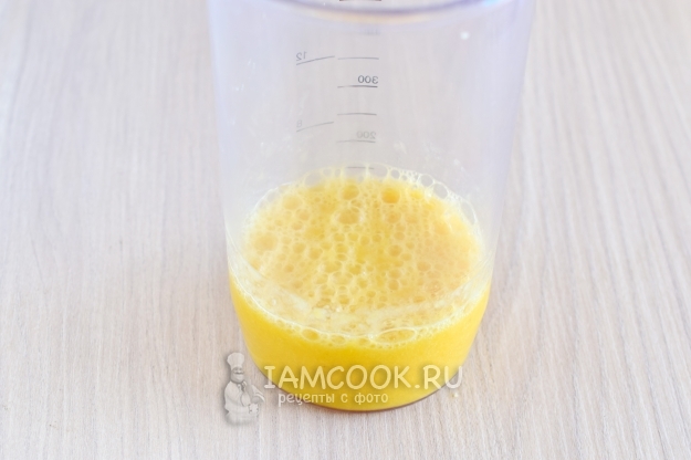 Пюрировать фрукты блендером