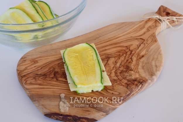 Выложить еще полоску кабачка