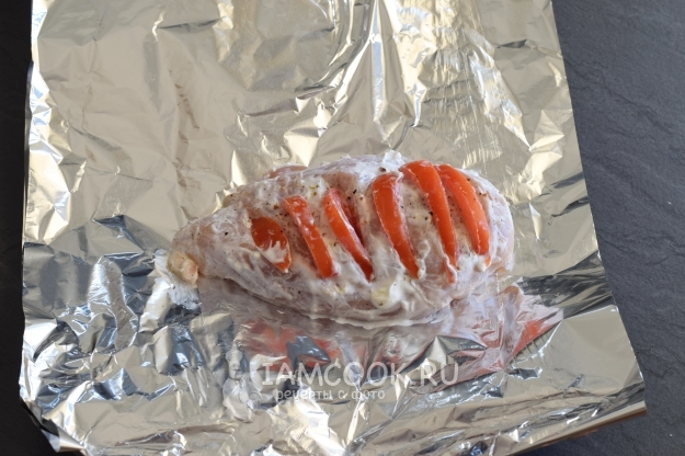 Положить мясо на фольгу