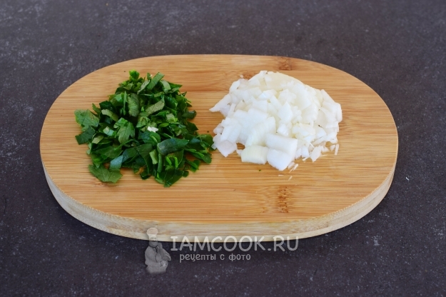 Порезать лук и петрушку