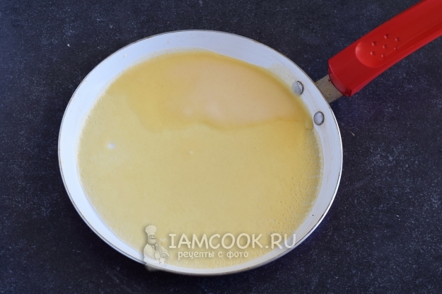 Налить тесто на сковороду