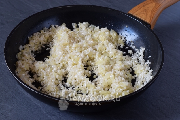 Обжарить рис с луком