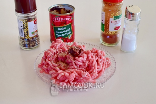 Положить специи и томатную пасту