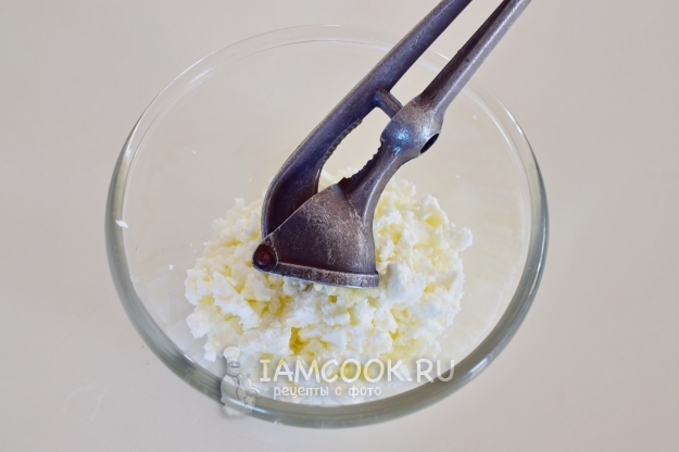 Положить чеснок