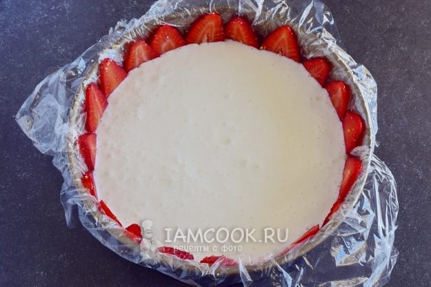 Вылить на корж сметанную смесь