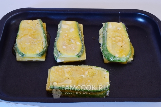 Положить заготовки на противень