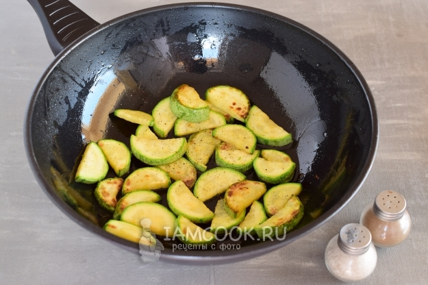 Всыпать соль и перец