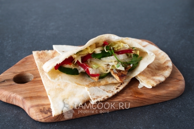 Положить салат и перец