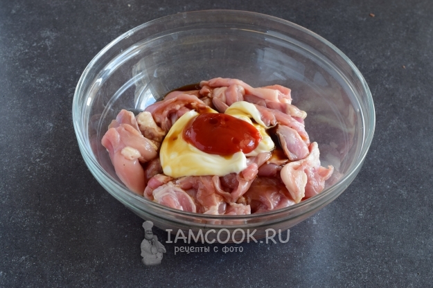 Влить соевый соус