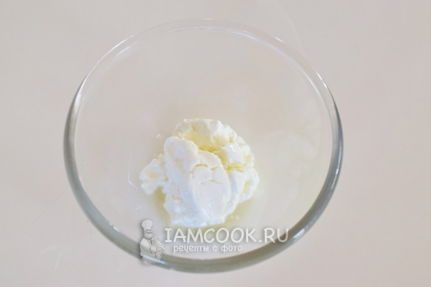 Положить в салатник йогурт