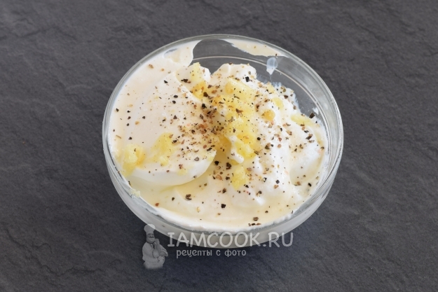 Соединить сметану, соль, перец и чеснок