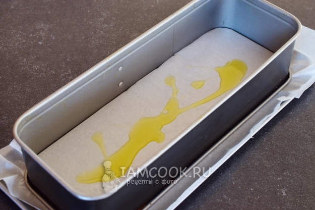 Смазать форму маслом