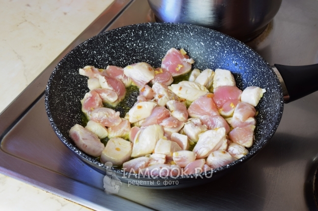 Положить мясо на сковороду