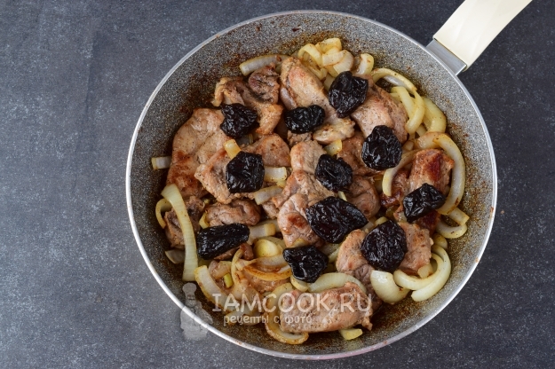 Положить чернослив