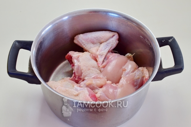 Положить курицу в кастрюлю
