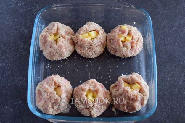 Положить в котлету масло и сыр