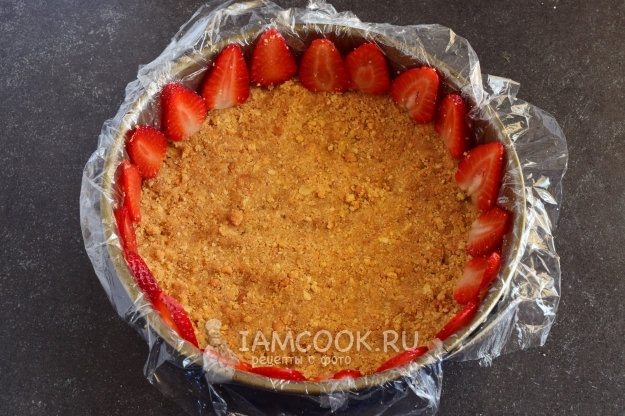 Выложить клубнику по краям формы