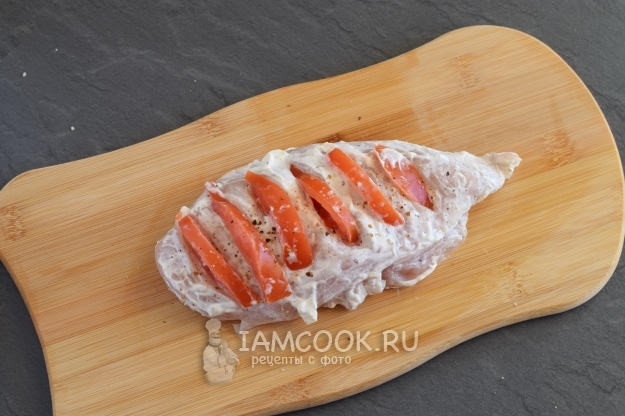 Нафаршировать мясо помидорами