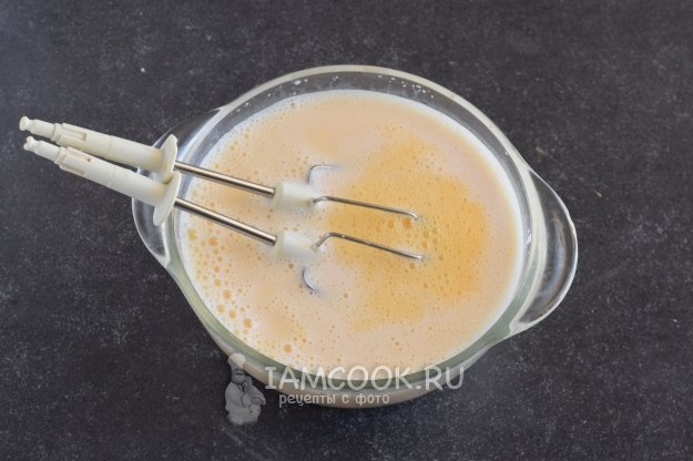 Взбить яйца с молоком