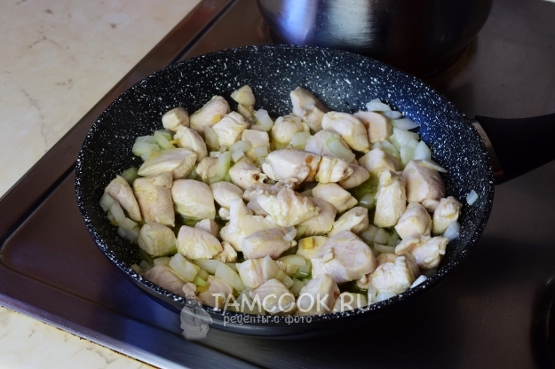 Положить лук к мясу