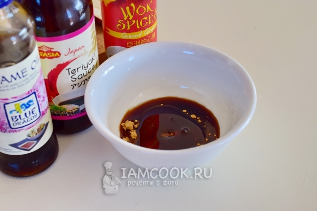 Соединить соус Терияки и кунжутное масло