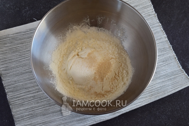 Соединить муку и дрожжи