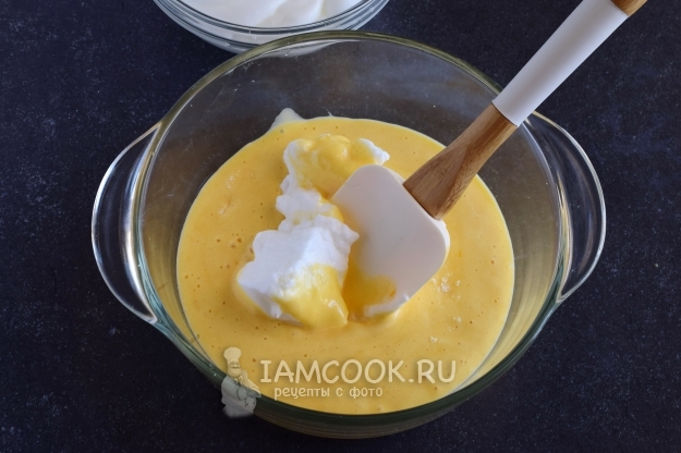 Ввести белки в тесто