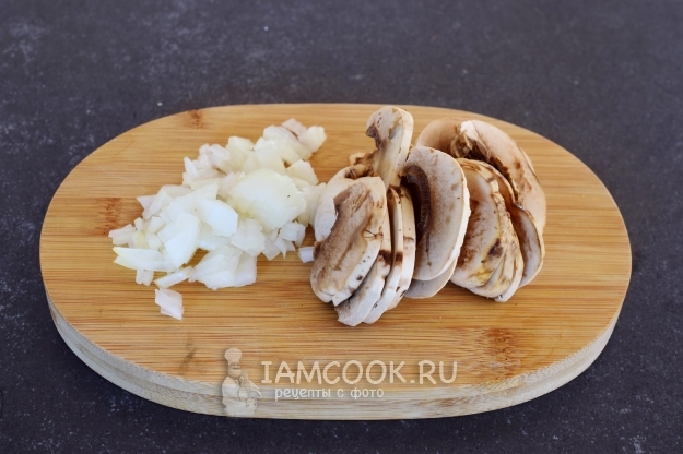 Порезать лук и грибы
