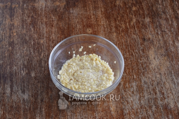 Размешать белки с орехами