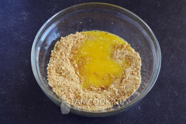 Влить масло