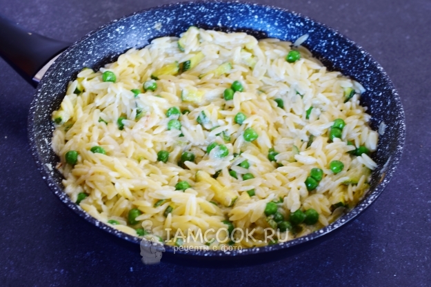 Фото орзо с цуккини и горошком в сливочном соусе