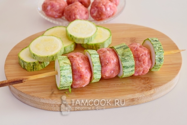 Нанизать на шпажки кабачок и мясные шарики