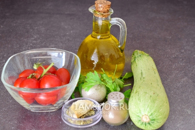 Ингредиенты для тушеных кабачков с помидорами на сковороде
