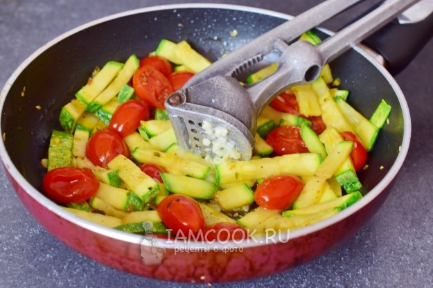 Положить чеснок