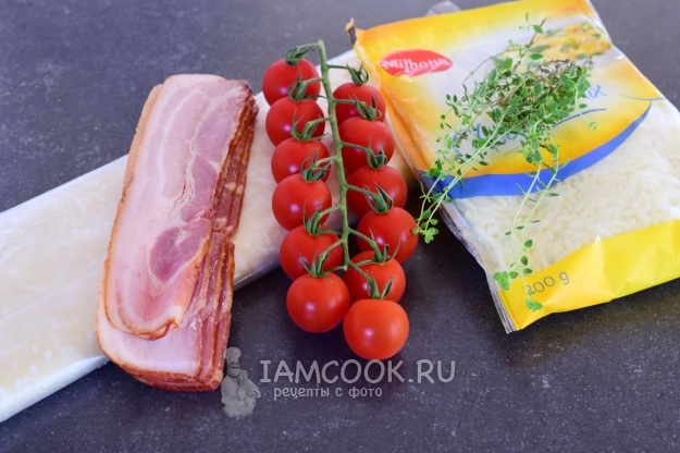 Ингредиенты для слоеного пирога с помидорами, беконом и сыром