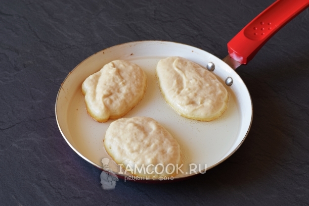 Положить тесто на сковороду