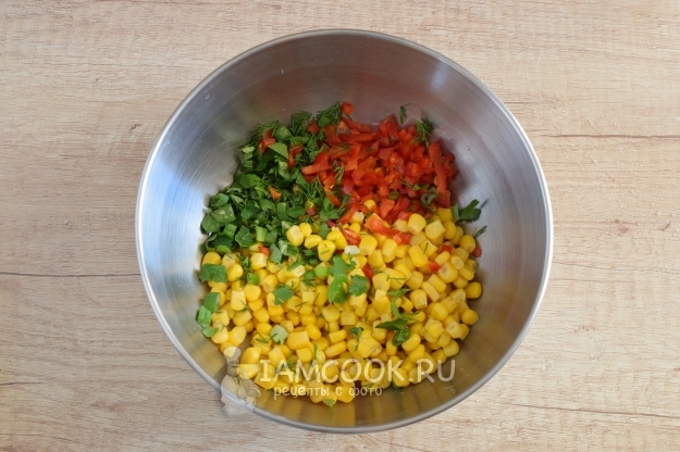 Соединить перец, кукурузу и зелень