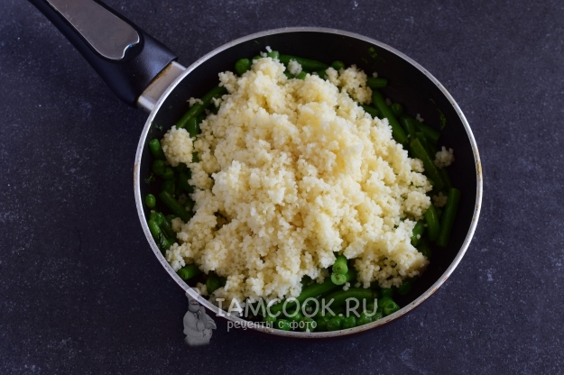 Положить кускус к овощам