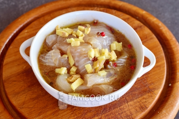 Положить рыбу и имбирь