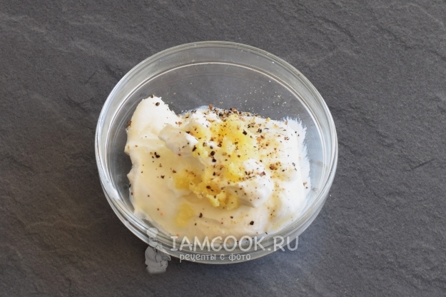 Соединить сметану, соль, специи и чеснок