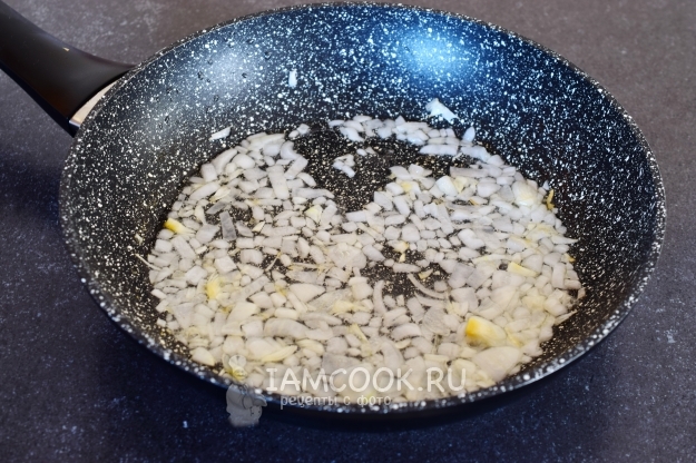 Обжарить лук