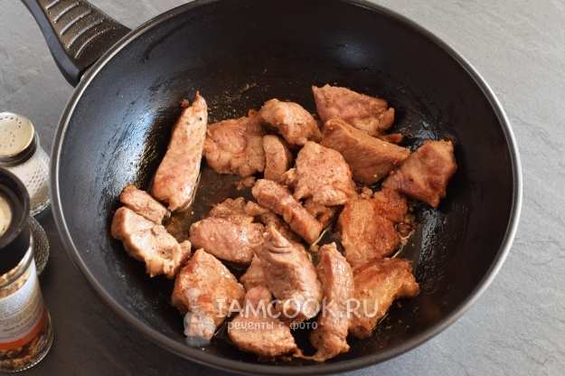 Обжарить мясо