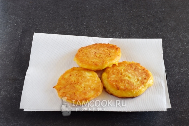 Готовые пышные оладьи с тыквой на кефире
