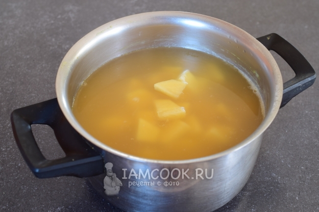 Положить картофель в суп
